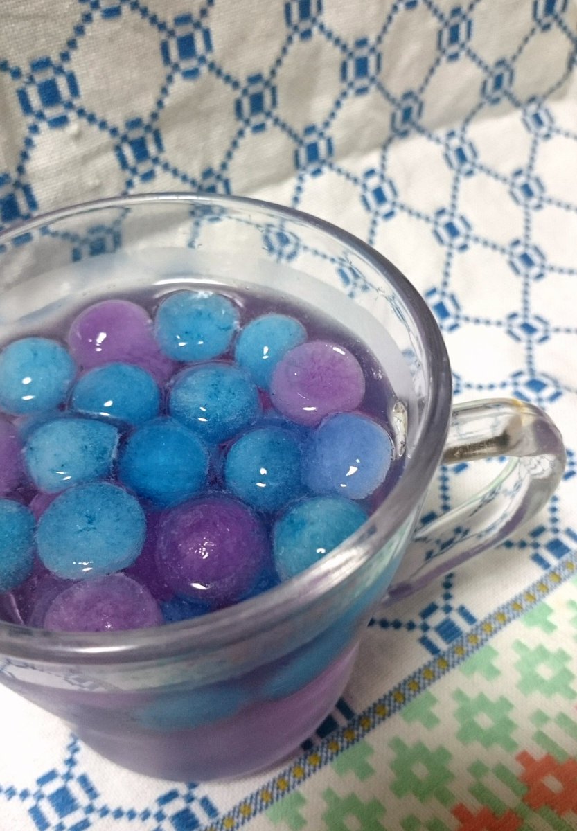 メノタ در توییتر 氷にしてみたら可愛かった 梅ジュースを注ぐと 青い氷が段々とジュースを紫色に染めていって何だか素敵な時間でした 紫陽花を溶かしているような気分