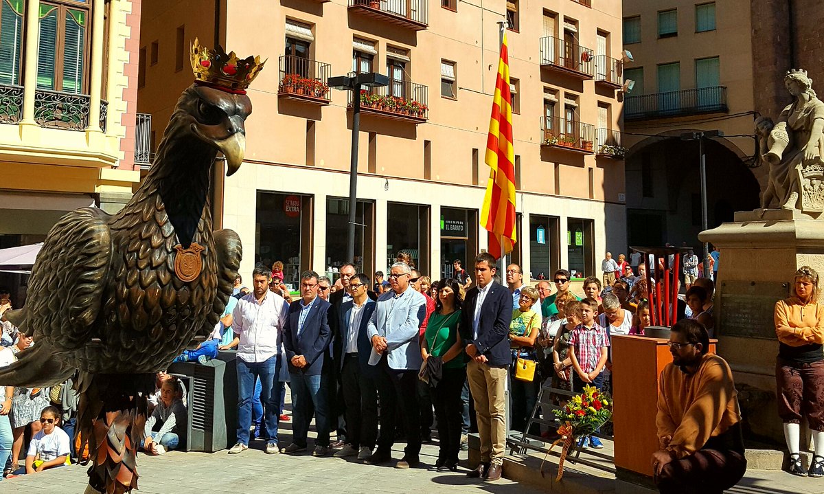 ajtcardona's tweet photo. Commemoració #18desetembre a #Cardona. Ofrena floral, parlament @ferranestruch, ball de l'àliga amb @BandaDeCardona https://t.co/xXJlMuH8ii