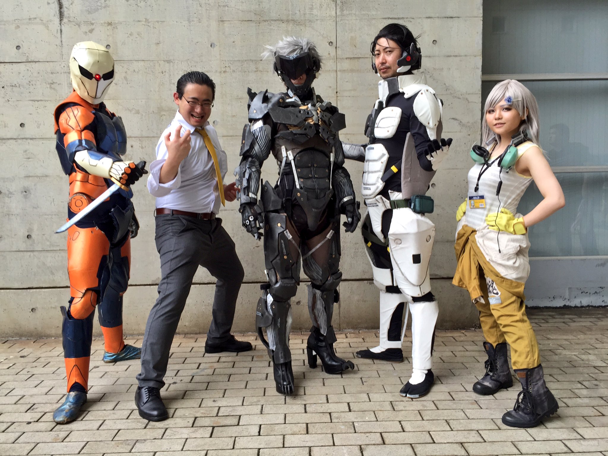 ザン ウー メタルギアライジング4周年ということで去年のゲームショウでお世話になったメタルギアライジングチームの方々を紹介 バァドゥさんの雷電と新堂ガイさんの上院議員がガチで殴り合ってる動画撮りたいです T Co Jtrkgjg9yp Twitter
