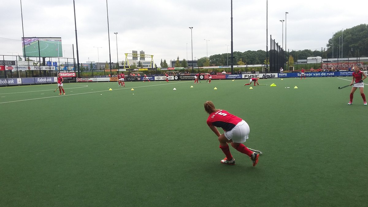 hockey_nl's tweet photo. LIVE: Om 12.45 uur begint @HCDBDAMES1 - @Larenmhc. #dbolar https://t.co/xrYGqJ5bW8