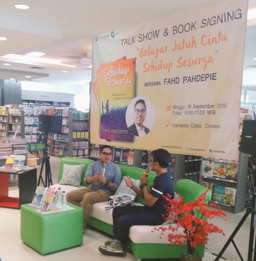dwiyanday's tweet photo. Terima kasih sudah datang "Belajar Jatuh Cinta Sehidup Sesurga" bersama @fahdpahdepie @Gramedia_Cipto @redaksipanda https://t.co/GeD0RA6SlL