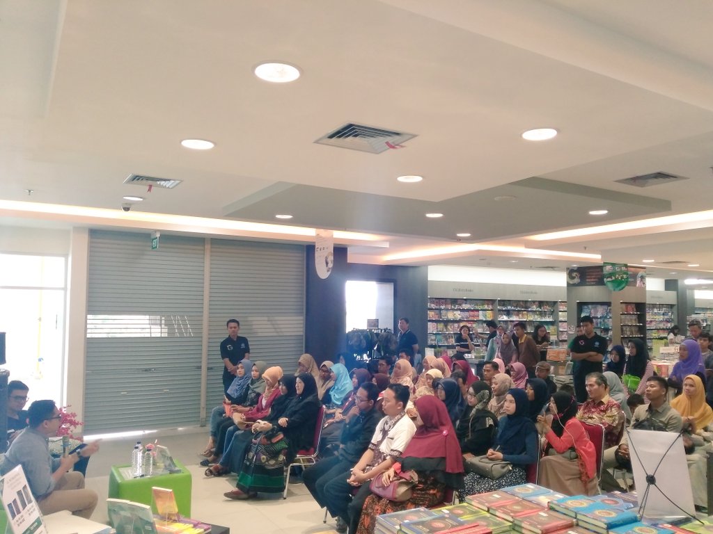 dwiyanday's tweet photo. Terima kasih sudah datang "Belajar Jatuh Cinta Sehidup Sesurga" bersama @fahdpahdepie @Gramedia_Cipto @redaksipanda https://t.co/GeD0RA6SlL