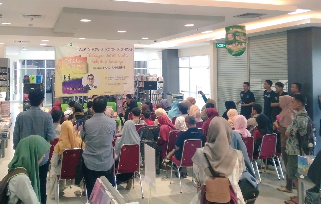 dwiyanday's tweet photo. Terima kasih sudah datang "Belajar Jatuh Cinta Sehidup Sesurga" bersama @fahdpahdepie @Gramedia_Cipto @redaksipanda https://t.co/GeD0RA6SlL