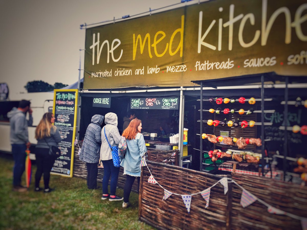 MedKitchenevent's tweet photo. The sun is out &amp; there is lots to see &amp; do today at the @KirstieMAllsopp @HandmadeFair at @HRP_palaces #hamptoncourt https://t.co/F7JS4kuPC7