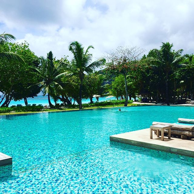 NomadGio's tweet photo. Digital Nomad Sundays. #seychelles #fourseasonshotel #digitalnomad #beach #travel #happylife #sun https://t.co/kio4n2yBsu