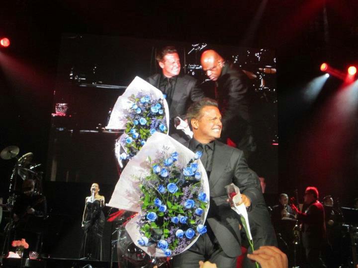 PorlaMagiadeLM's tweet photo. #Madrid2012 @Fansdelaradio @GannyMartin @CarlosJRubiofm @LMXLM #RomanceEnFanatica 💙🌞🎤 🇪🇸 @PorlaMagiadeLM https://t.co/csFkkSx6gL