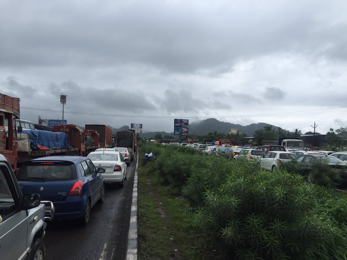 RujutaDiwekar's tweet photo. How do you make a bad traffic jam worse? By blocking 3 lanes on the wrong side. #Ghodbunder #Vasaicreek #shameonus https://t.co/TgGpFq7LNQ