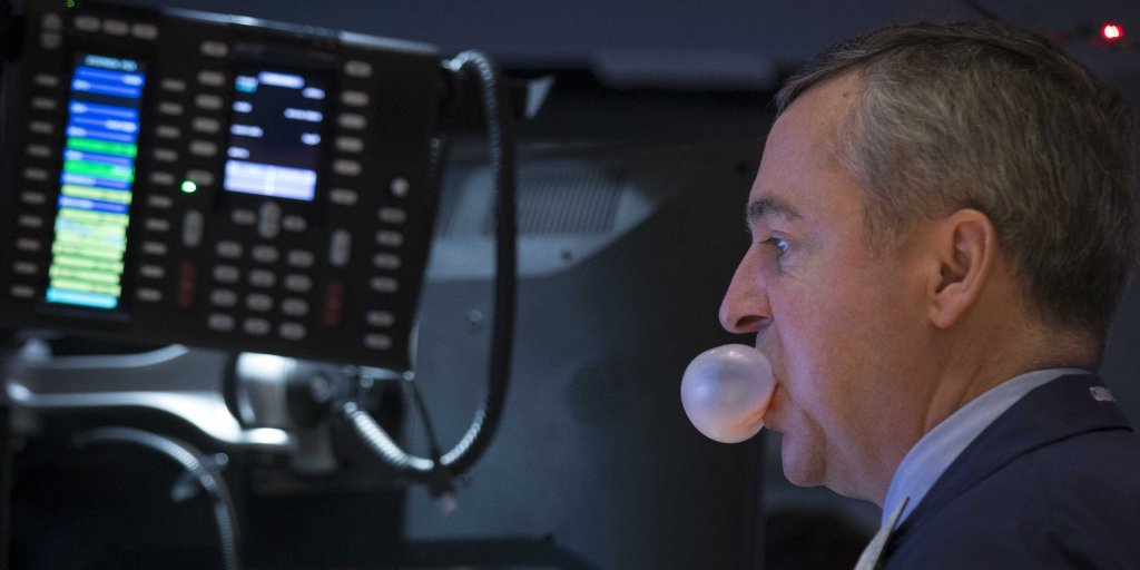 MktsInsider's tweet photo. BAML SURVEY: Stocks haven't been this overvalued since right before the tech bubble burst https://t.co/TAaf1tG6jg https://t.co/JbDK8ZHXIa