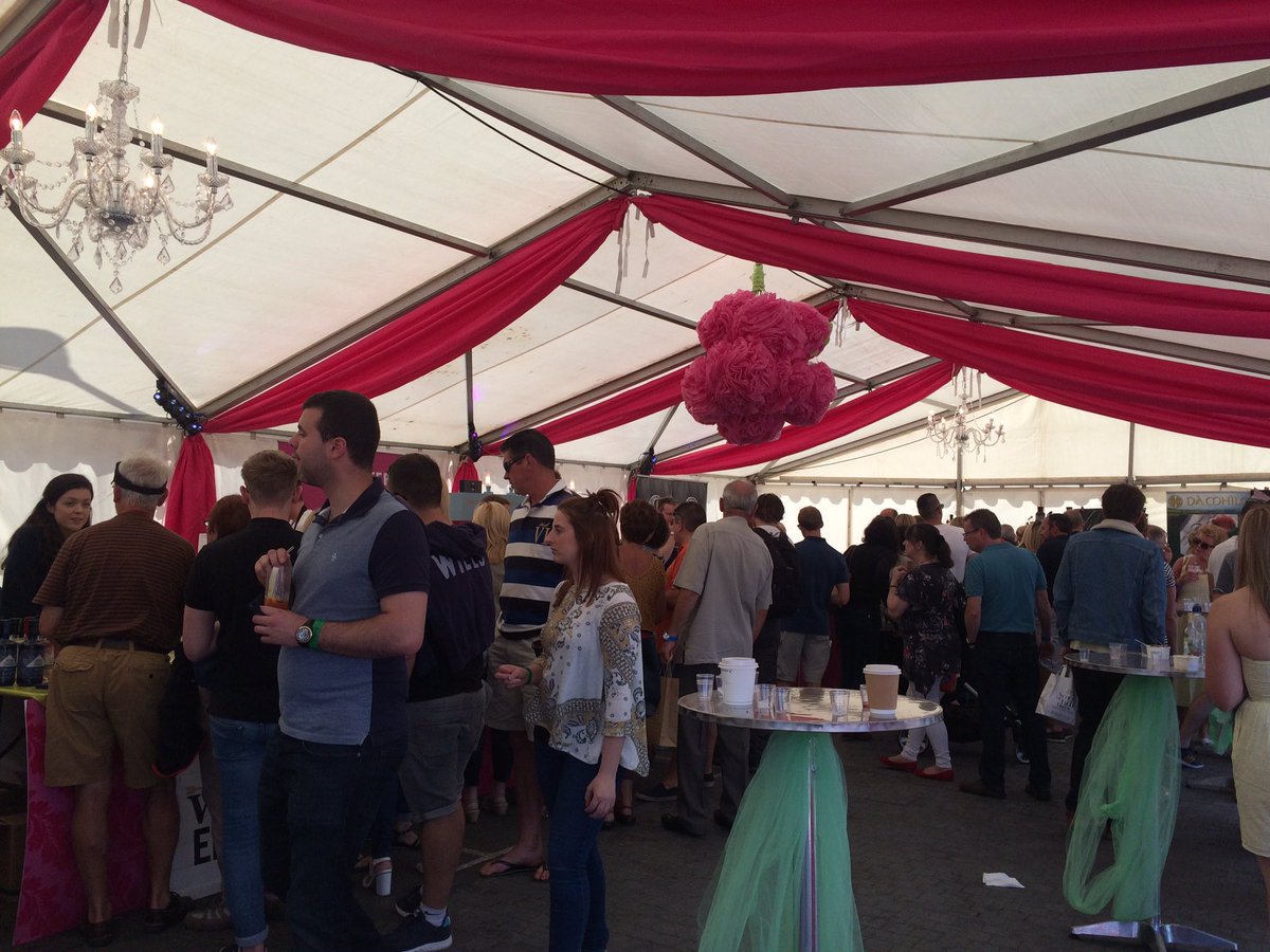 janet_t_55's tweet photo. Lunchtime Sunday and the #ginpalace is buzzing! #aff16 https://t.co/g7EFB4FsFe