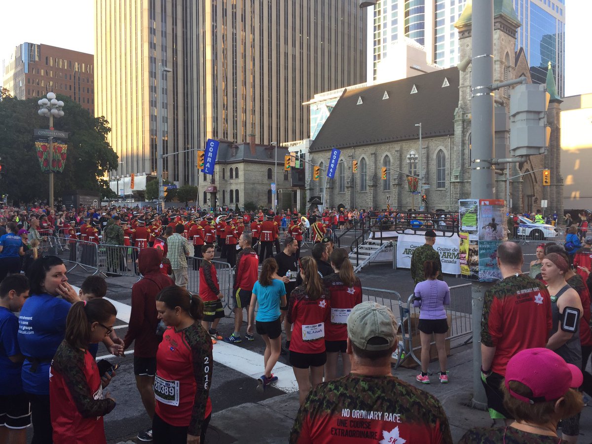 MLPeasey's tweet photo. #Canadaarmyrun here with a few of my friends for the Army run https://t.co/aVfUVGn5f8