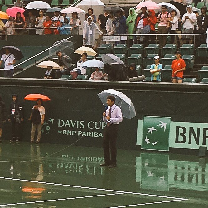 キセノンランプ 雨で試合開始が遅れる中で松岡修造 さんが勝手に独演会を始めて退屈せずに雨がやむのを待てた 客席の子どもをコートにおろしていきなり英語で自己紹介しろと言ったらその子どもが歴代の徳川将軍を言い出して笑った T Co Pbjl7fccty