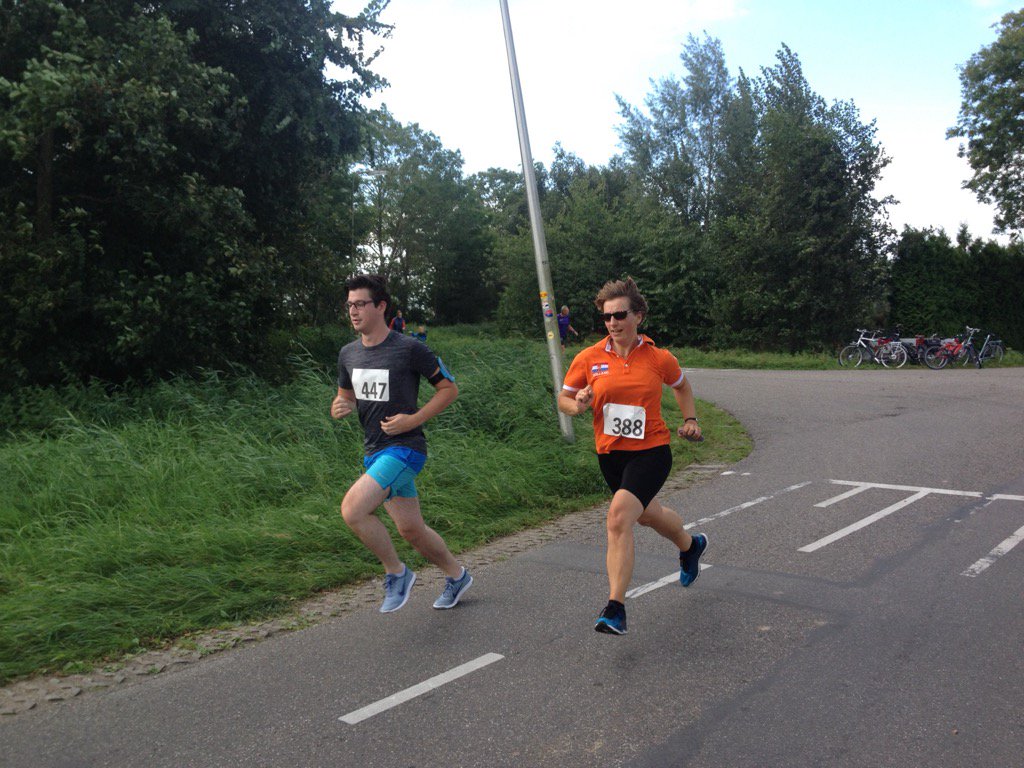Rondje Droogh <a href="/gem_BR/">Bodegraven-Reeuwijk</a> onder mooie omstandigheden. 400 deelnemers genieten van een heerlijk rondje hardlopen! Super!
