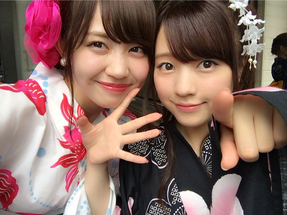 新木さくら Linq 今年の浴衣 髪型はシンプルやけど 大きい花の飾りとか浴衣に合わせて足と手の爪のネイルも赤にしたよ 金魚 T Co Iuonmxd6ai Twitter