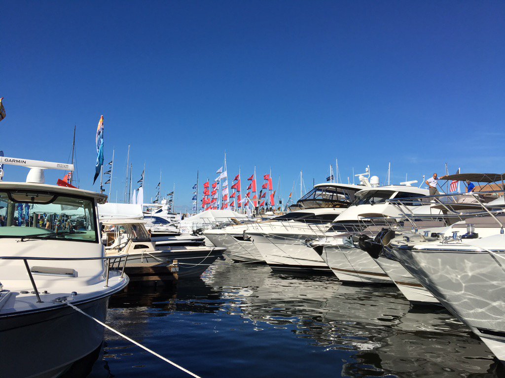 paddle_back's tweet photo. It's not too late to enjoy the views with #paddleback @newportboatshow! Happy Sunday! 🛥 #NewportRI #narragansettbay https://t.co/Nkps4EmVf2