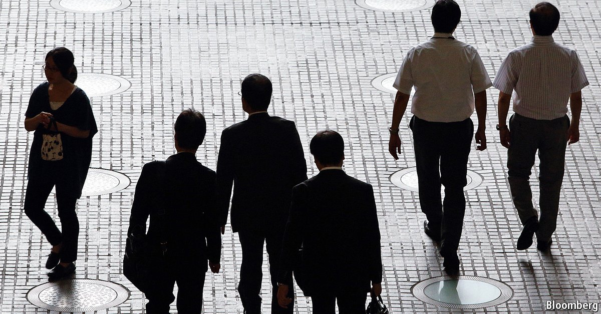 TheEconomist's tweet photo. Most Japanese firms rewward staff for seniority not ability, minimisinig job-hopping https://t.co/Y1nsdKsOal https://t.co/M8Br7Ps39T