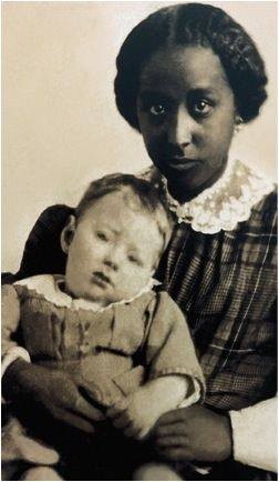 書肆ゲンシシャ 幻視者の集い 白人の赤ちゃんを抱く黒人たち 人種差別が残る時代にも 黒人たちはメイドとして白人の家に仕え 白人の赤ん坊たちを育てました 書肆ゲンシシャでは関連する写真集を扱っています