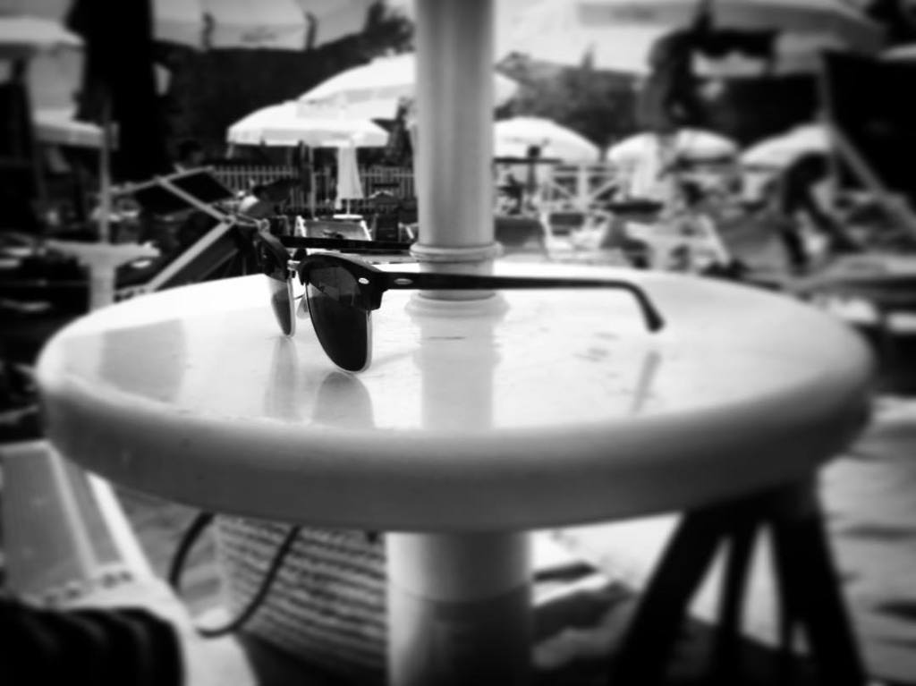 andreagracis's tweet photo. #sun #sunny #rayban #sunglasses #sand #raybanclubmaster #clubmaster #blackandwhite #blacka… https://t.co/BVHEaIdHn3 https://t.co/nMMfFzMi1M