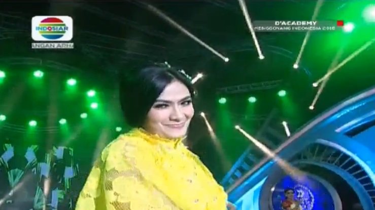 Indosiar's tweet photo. Lagu Gelisah dari Teh @iis_dahlia dilanjut lagu Haram dari @DA2_Irwan dan @NurAty_DAcademy, heboh! #DAMI2016 Cirebon https://t.co/6k7vqKTTBI