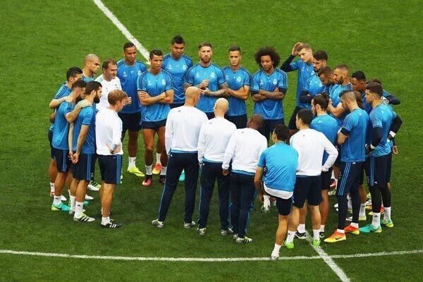 Hopeamridingg's tweet photo. When you tell your pals 'don't all look at once' https://t.co/3CAqZYHKsI