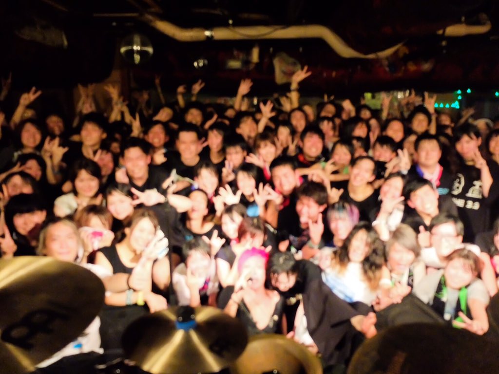 ryosuke_exacor's tweet photo. ぼやけるくらいの湿気。5年前7人しか居なかった箱。ソールドアウト。MCでも言ったけど「新潟？米しかねえじゃんw」って昔横浜で馬鹿にされて、今は新潟つったら俺達、米。横浜にはお前ら！最高に死ぬかと思った！最高の地獄をありがとう！ https://t.co/YWo8xsUchS