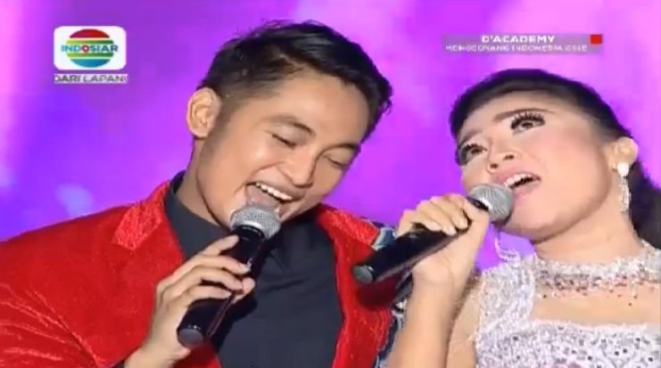 Indosiar's tweet photo. Wah beruntung banget nih warga Cirebon, Tetty Aditia yang bisa duet bareng @DA2_Irwan lagu Berdendang. https://t.co/euwNvkeVao