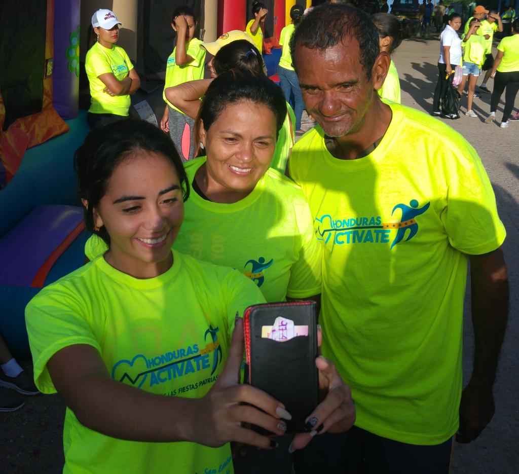 SEPresidencial's tweet photo. La alegría de tomarse una #selfie en familia o con los amigos en @HND_Activate #RetoSanEsteban https://t.co/D3fpNHcVX8