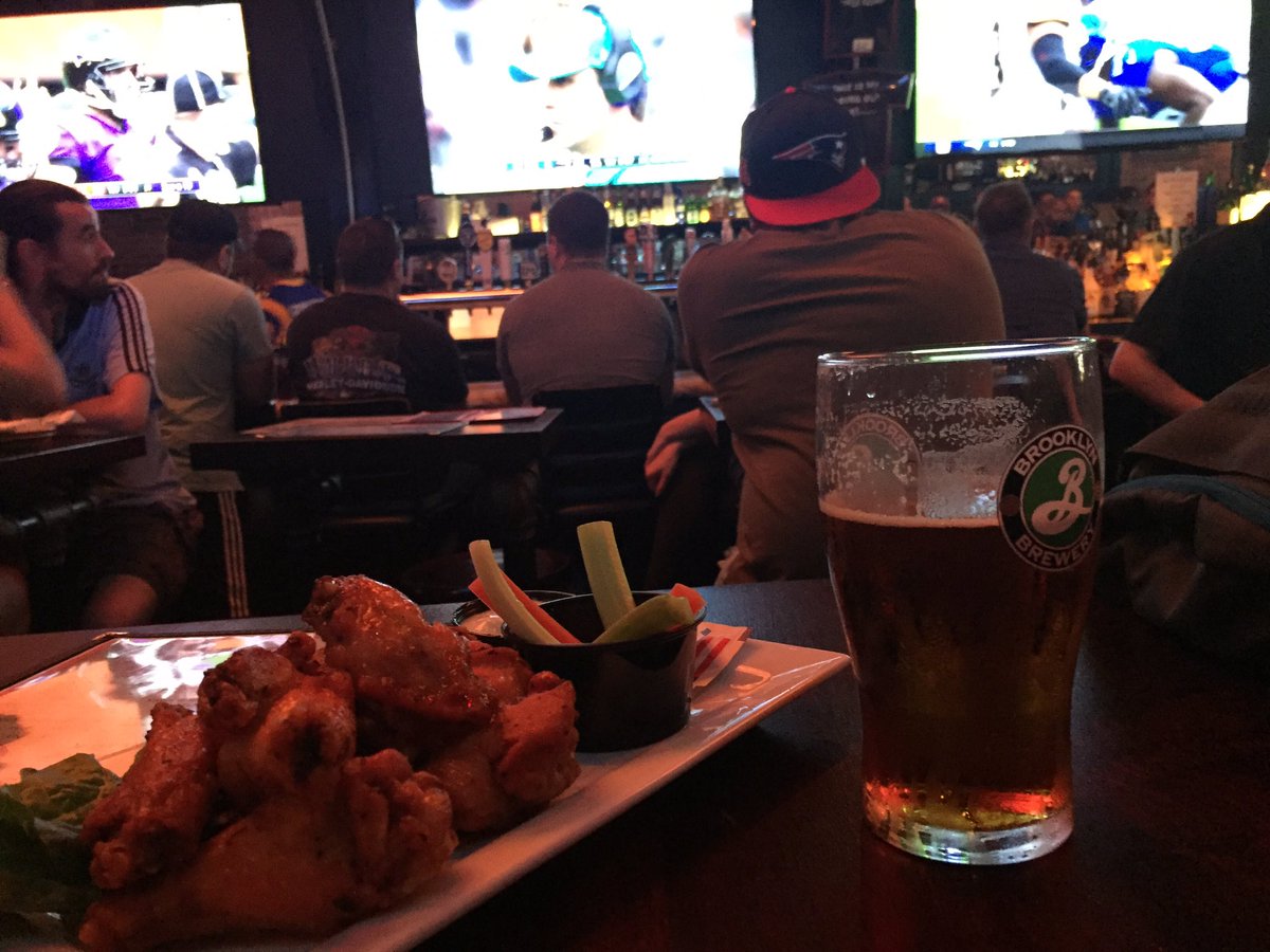 deanomott's tweet photo. Beer chicken wings an American football #nycsundays https://t.co/3506XZQyjL