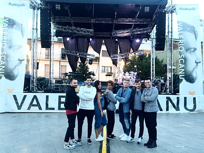 metrobandoff's tweet photo. @Valerio_Scanu ! Vieni presto perché noi già abbiamo accalappiato i tuoi fans🎣😂 Stasera a Villa D'Agri(PZ) ore 22 https://t.co/gAmyekwNsI