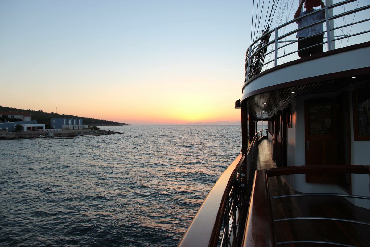 CroCruising's tweet image. The end of one more beautiful day with #CroatiaCruising. :) #sunset #sea #Croatia