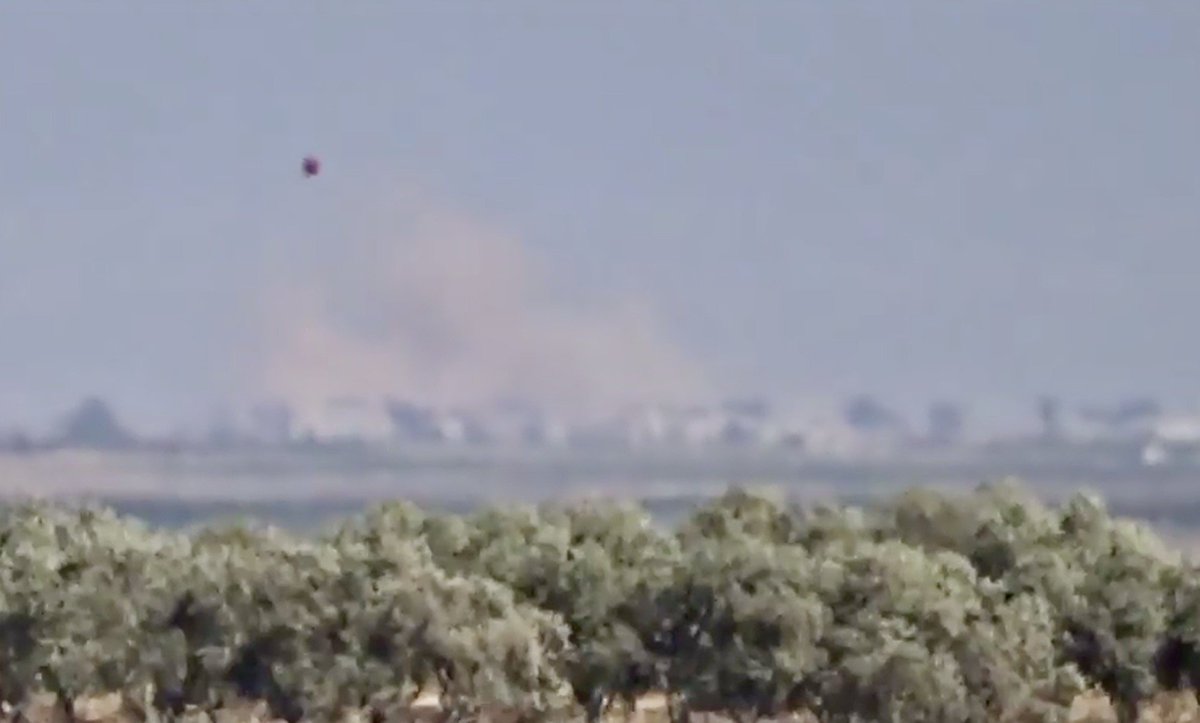 Paradoxy13's tweet photo. #Syria #CoH 10 killed including children in Assad barrel bomb attack in Dael, #Dara today https://t.co/c6yyF6PeZC https://t.co/iUFgF5Q082