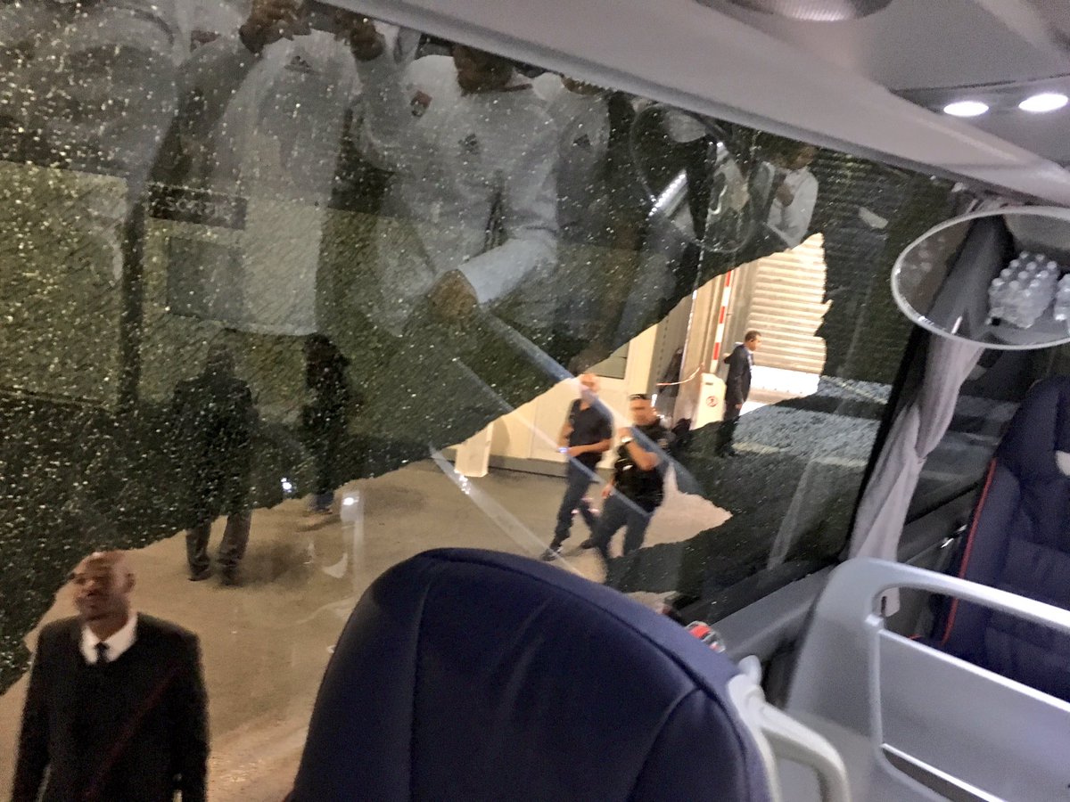 clappingmedia's tweet photo. Le bus de l'OL a été caillassé sur la route emmenant au Vélodrome ! https://t.co/VuBNJZDhb0