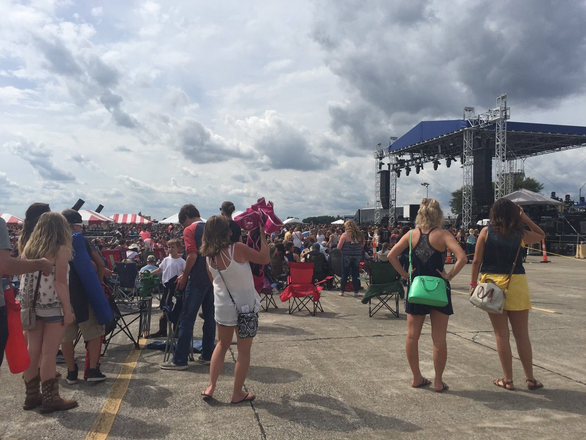 AliaBonTV's tweet photo. Getting ready for the #OTTMJ! Huge crowd at the Terre Haute Regional Airport! https://t.co/slfdfsBZ0X