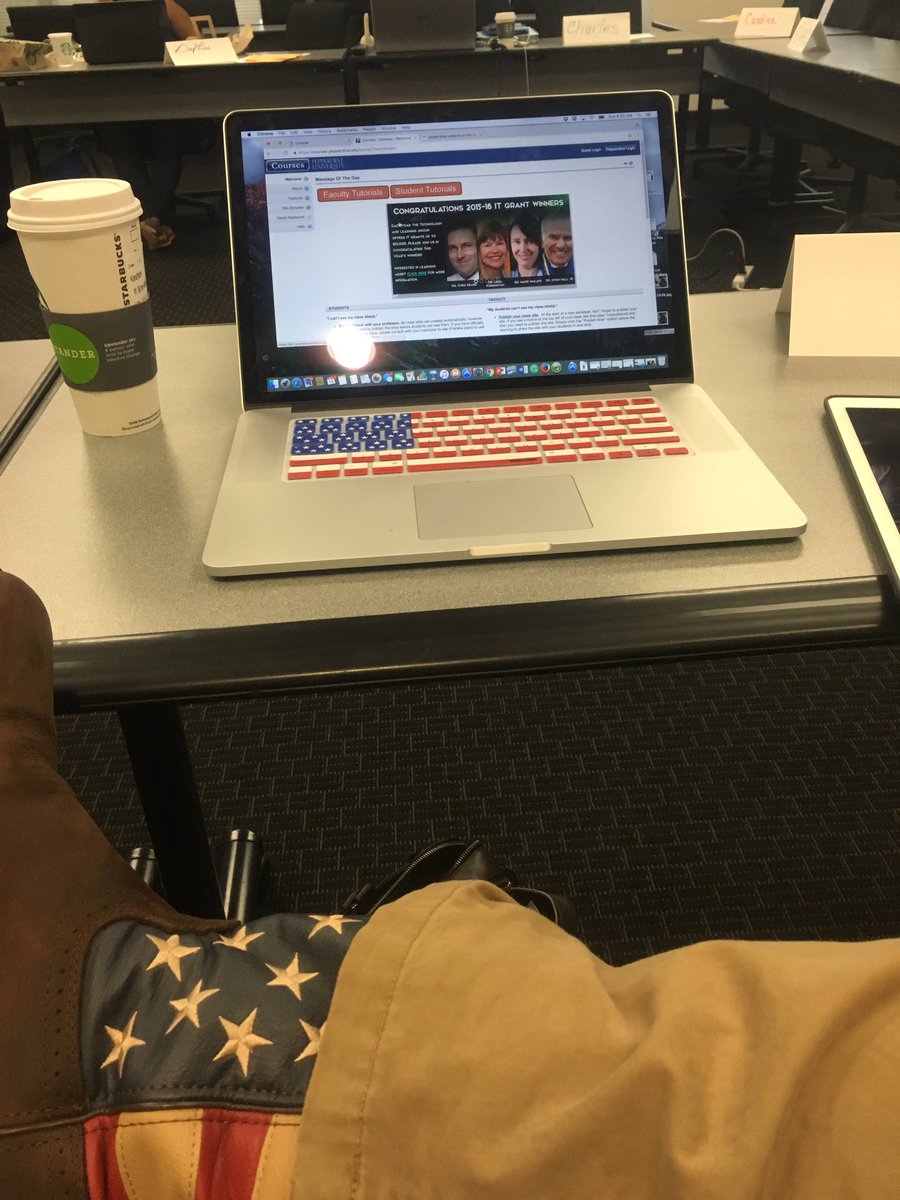 shockofthewave1's tweet photo. Matching keyboard and boots. #shockofthewave https://t.co/amAewXEyBv