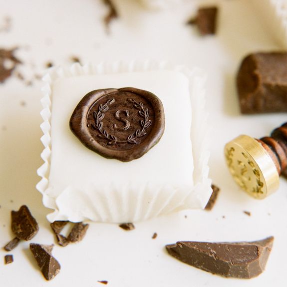 bodasyweddings's tweet photo. RT @patali_ Pensaste sellar con monograma los chocolates de tu boda https://t.co/224wjessp9 https://t.co/QNSaWiMsyV