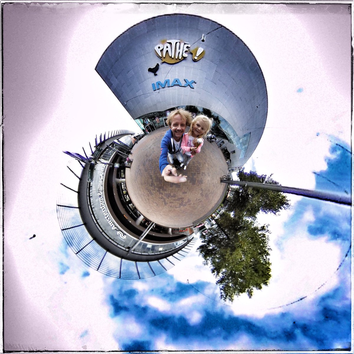robinmadspider's tweet photo. Na (voor)gelezen te hebben, nu in t echt zien! De GVR! #360photo #littleplanet #pathearena #pathe #3D madspider.nl https://t.co/AuQGS5edCO