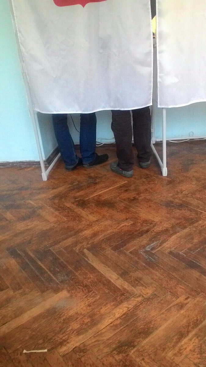 ComkowAndrei's tweet photo. Избиратели Казакова заходят по 2 в ка��инку! Это нарушение! #выборы2016 #зачестныевыборы #казаков #владимир https://t.co/zIRWRU5zmk