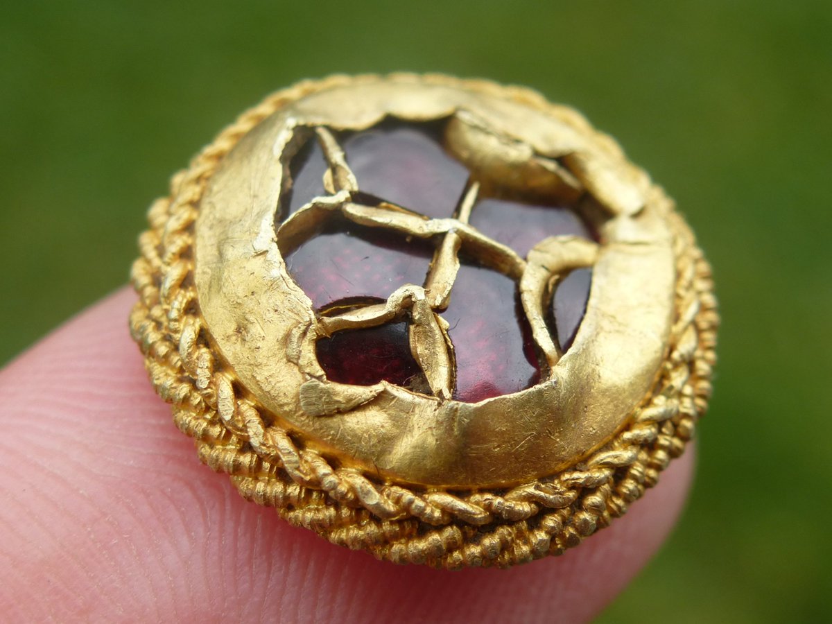 Next time you're out #metaldetecting digging naff all remember the next signal might be like this! <a href="/DetectingDigsUK/">Metal Detectives Group</a>