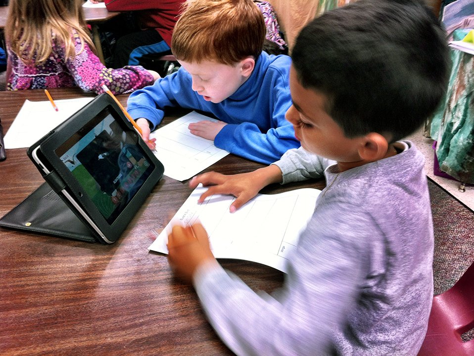 edutopia's tweet photo. Why sharing screens in 1:1 classrooms is important for fostering student collaboration: https://t.co/hET83e9NEC. https://t.co/6p50nQId9E