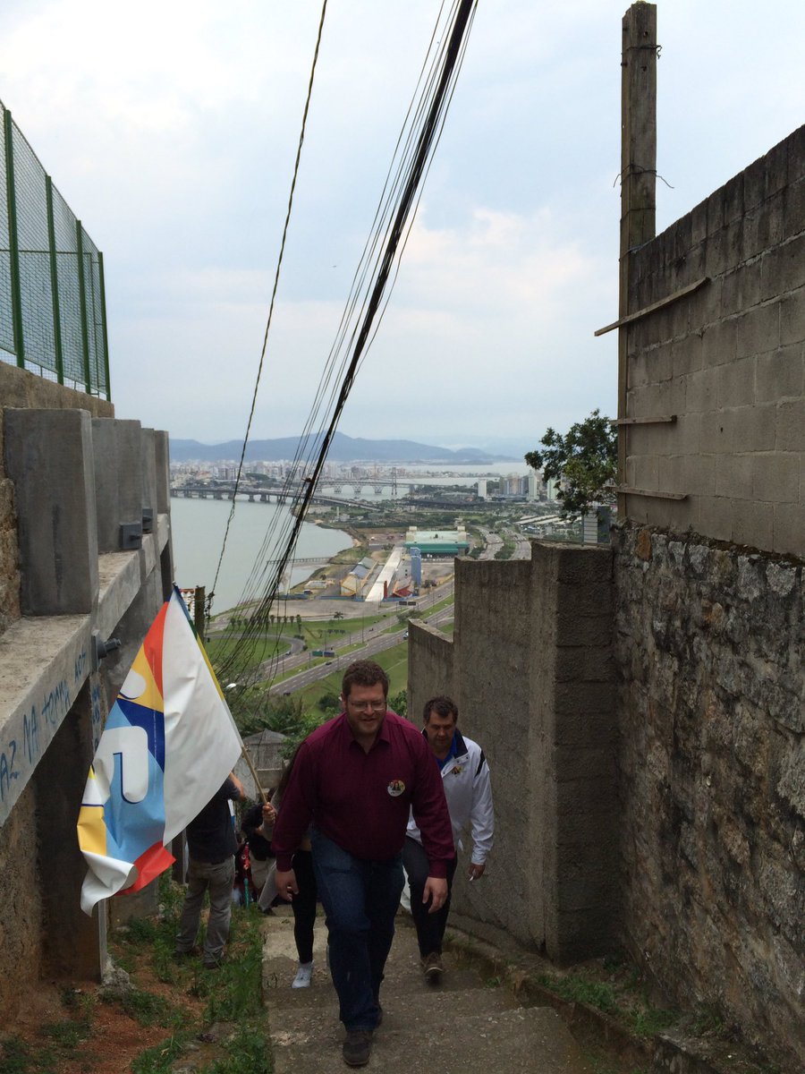 GabrielKazapi's tweet photo. E o domingo começou com uma caminhada pelo Morro da Queimada e do Mocotó.
#AngeladaGente 
#AngelaJuntoComKazapi https://t.co/ZsG2s8fTeH