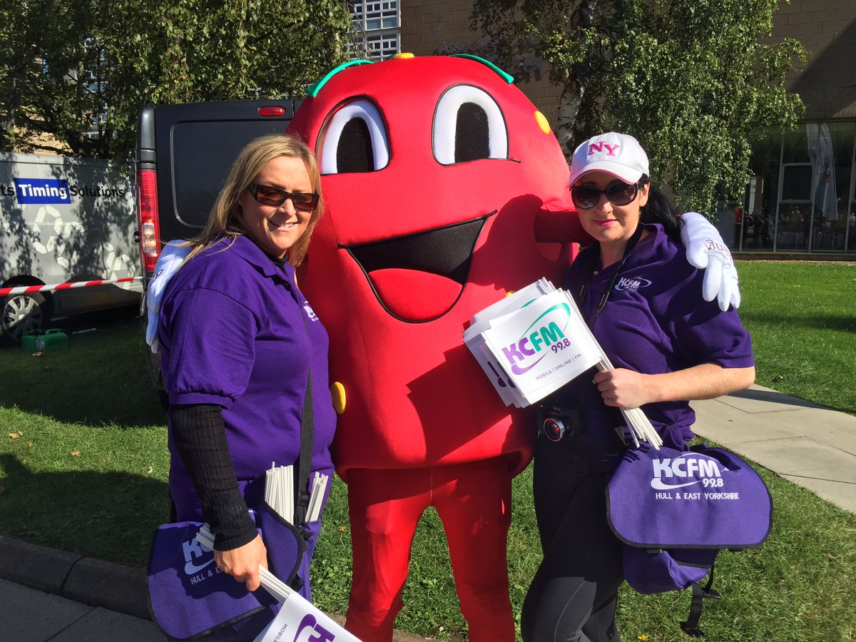 Nothingbutsnack's tweet photo. #StrawBarry had a great time today at #hullmarathon even meeting some of the @998KCFM team. @thehullmarathon https://t.co/uYC8c8zx0c