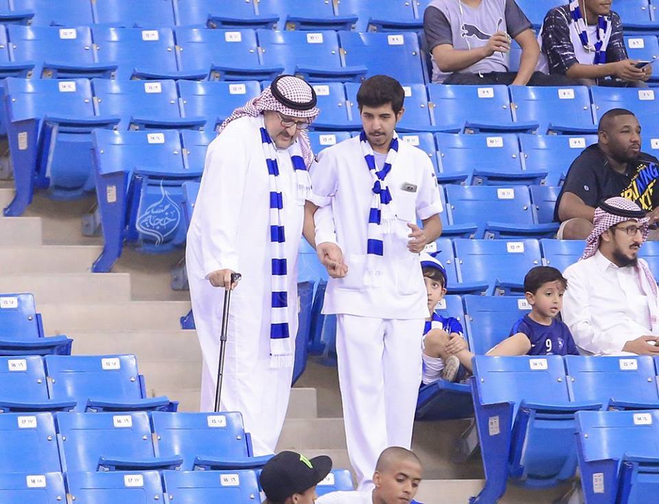 Khaled_q505q's tweet photo. اتمنى ان يقدر مثل حضور هذا الرجل المحترم للمباريات رغم ظروفه الصحيه  
انها رساله للاداره والعيبه لنادي  #الهلال https://t.co/r46aro8xu8
