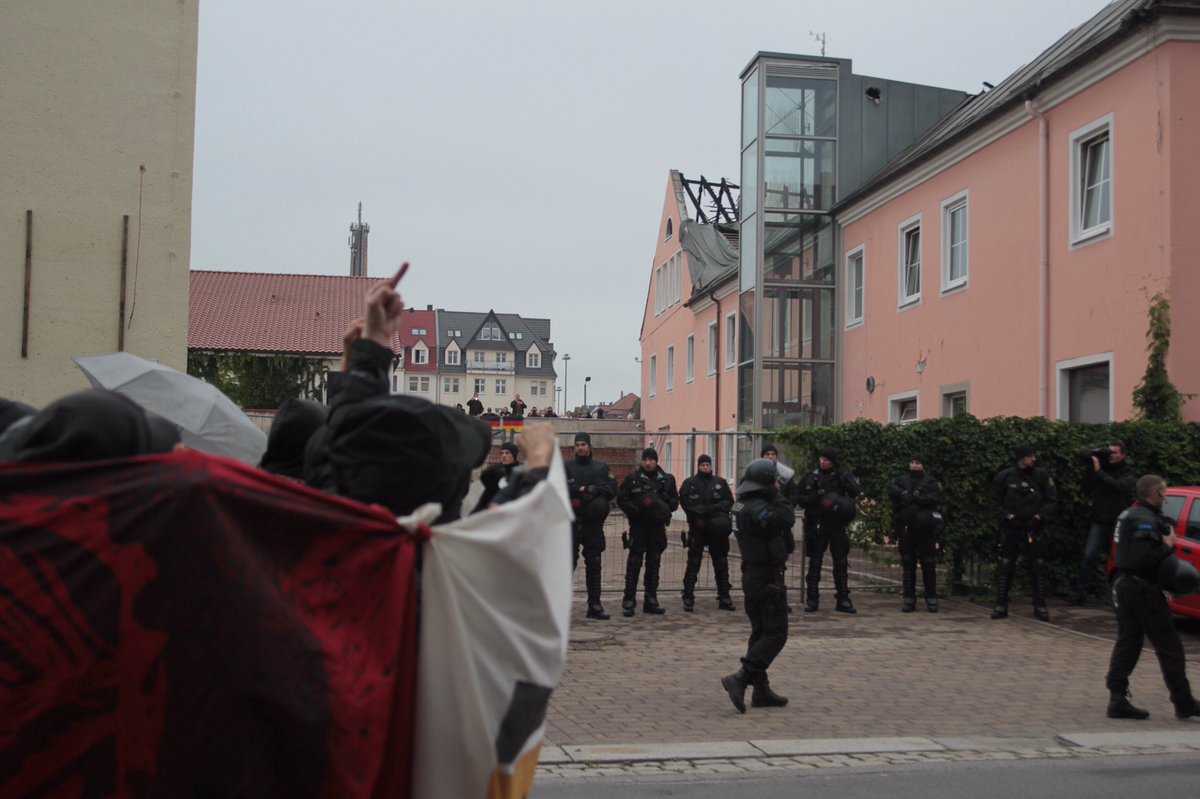 newsphotoDE's tweet photo. Zwischenkundgebung am Husarenhof. Menschen mit deutschlandfahnen warten daneben auf die Demo   #bau1809 https://t.co/FbDR8A63Nb