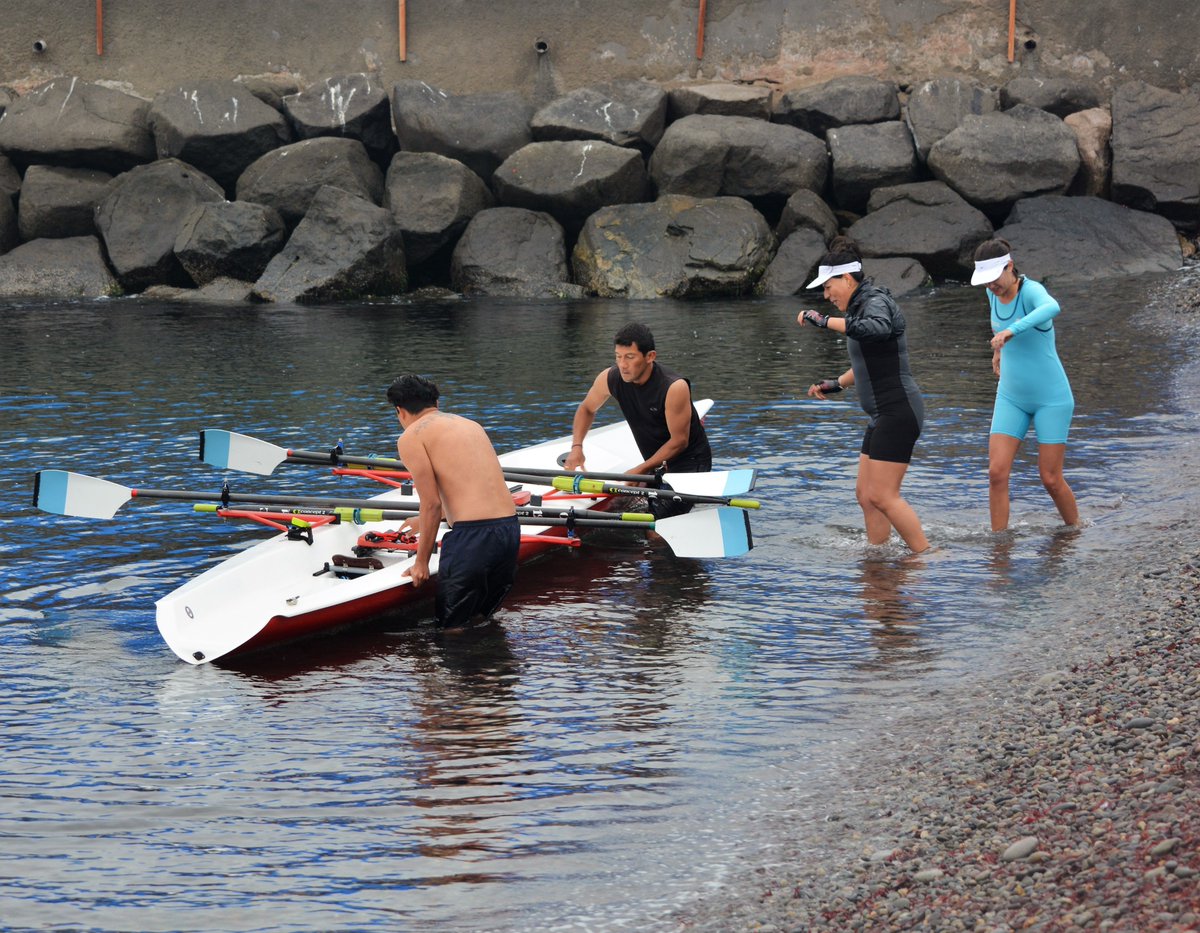 RowMaticha's tweet photo. ¿No hay muelle? No problem. #ClubRegatasLima #LaPunta #WRCCH2016 #PeruvianRowing #WomeninRowing #coastalrowing https://t.co/remXEpcKpM