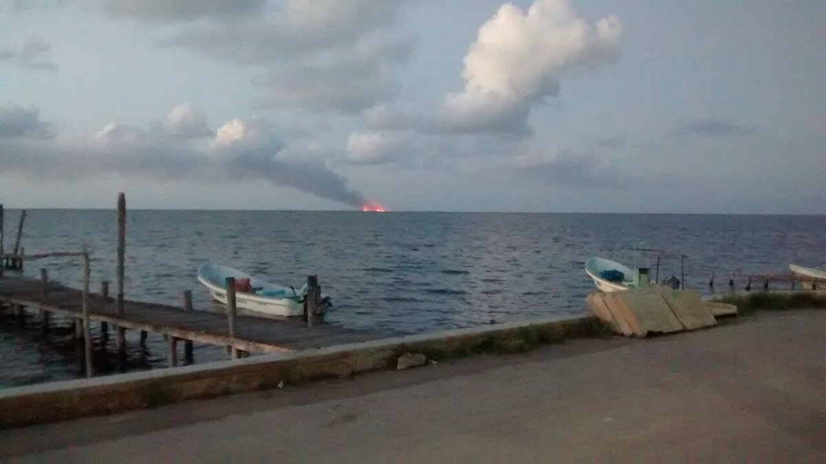 pedrokanche's tweet photo. Así amanece Holbox visto desde #Chiquila #SOSHOLBOX #QuemanHolbox @julioastillero @brozoxmiswebs @AristeguiOnline https://t.co/P4hJxQRVIL