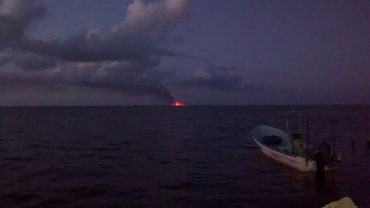 pedrokanche's tweet photo. Así amanece Holbox visto desde #Chiquila #SOSHOLBOX #QuemanHolbox @julioastillero @brozoxmiswebs @AristeguiOnline https://t.co/P4hJxQRVIL