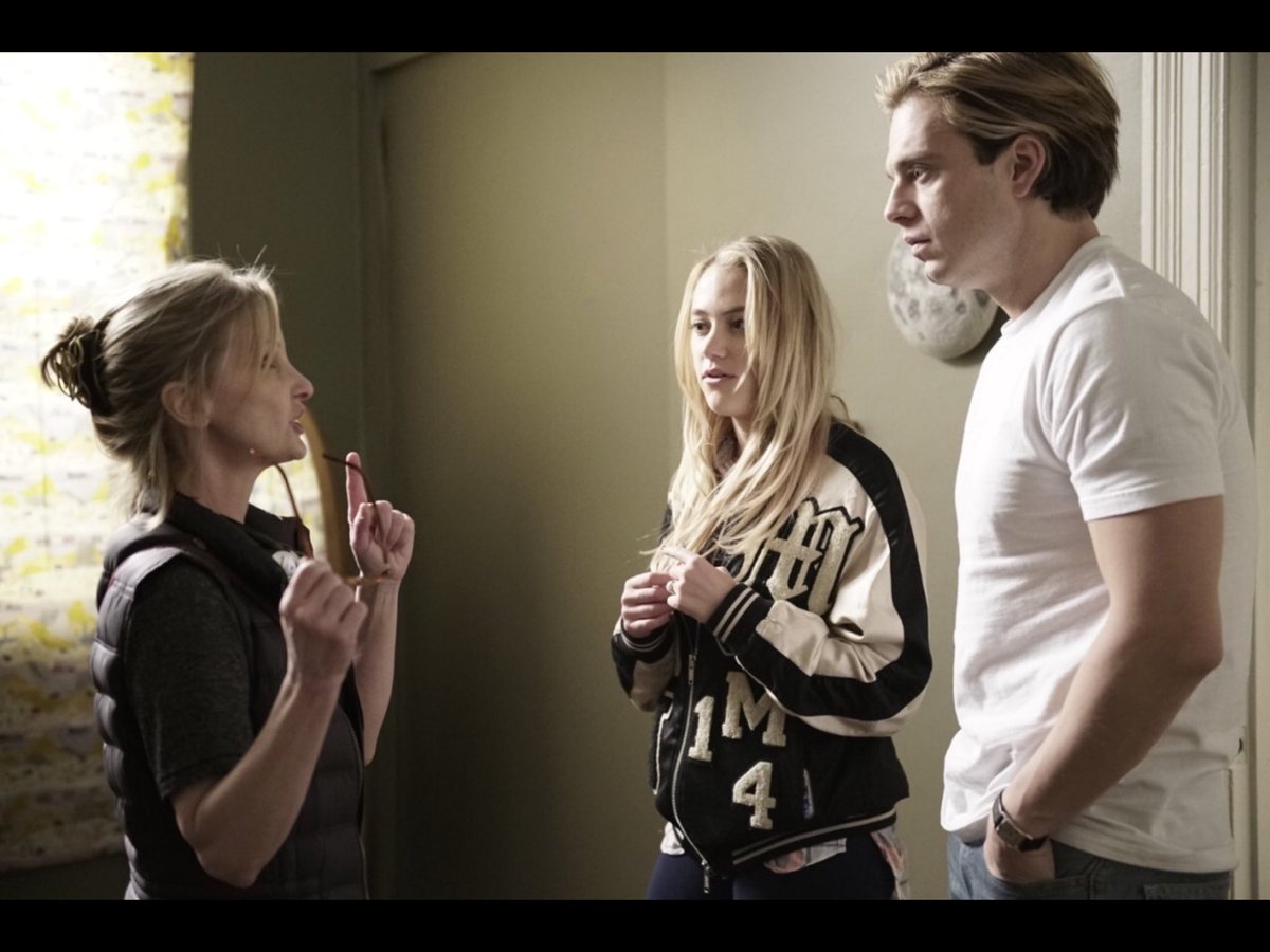 Меня здесь нет 2017. I m not here 2017 poster. Меня здесь нет 2017. Иэн армитедж с мамой. Меня здесь нет 2017.