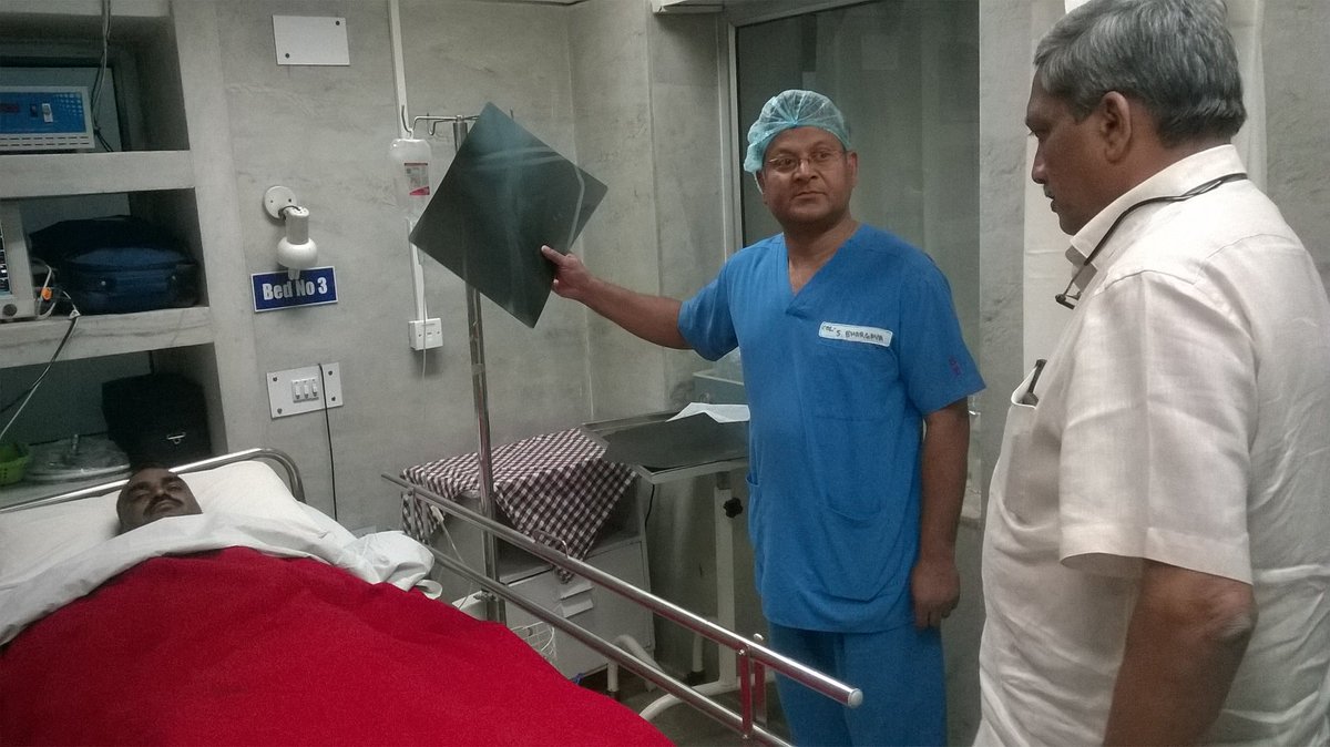 manoharparrikar's tweet photo. Visited the injured Soldiers in Hospital. Given necessary instruction to provide best of medical support to them. https://t.co/ZF3Al3xTnJ