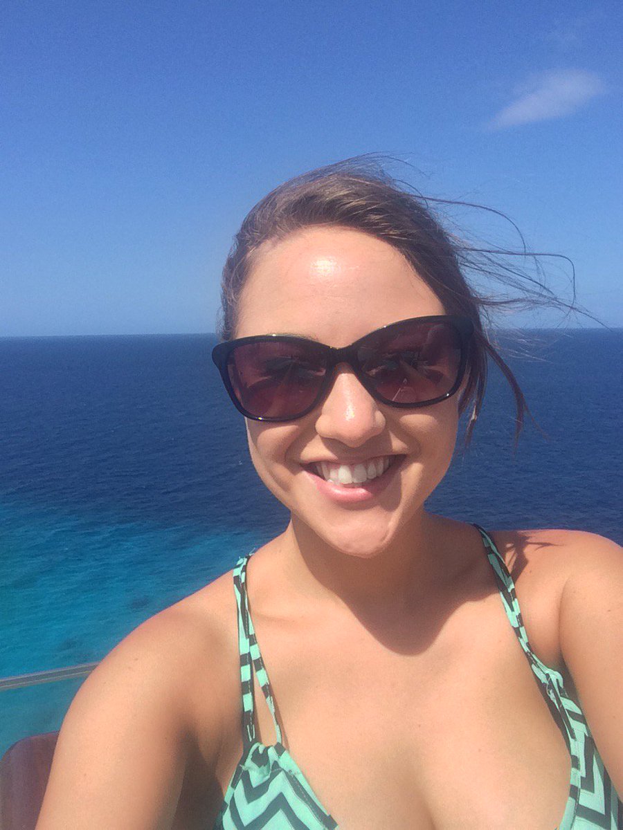 Lloveslashes's tweet photo. So glad I had my @maybelline #Betterskinpowder with me in the islands! Thanks to @influenster #gotitfree #MNYitlook https://t.co/j3hz5DjQVG