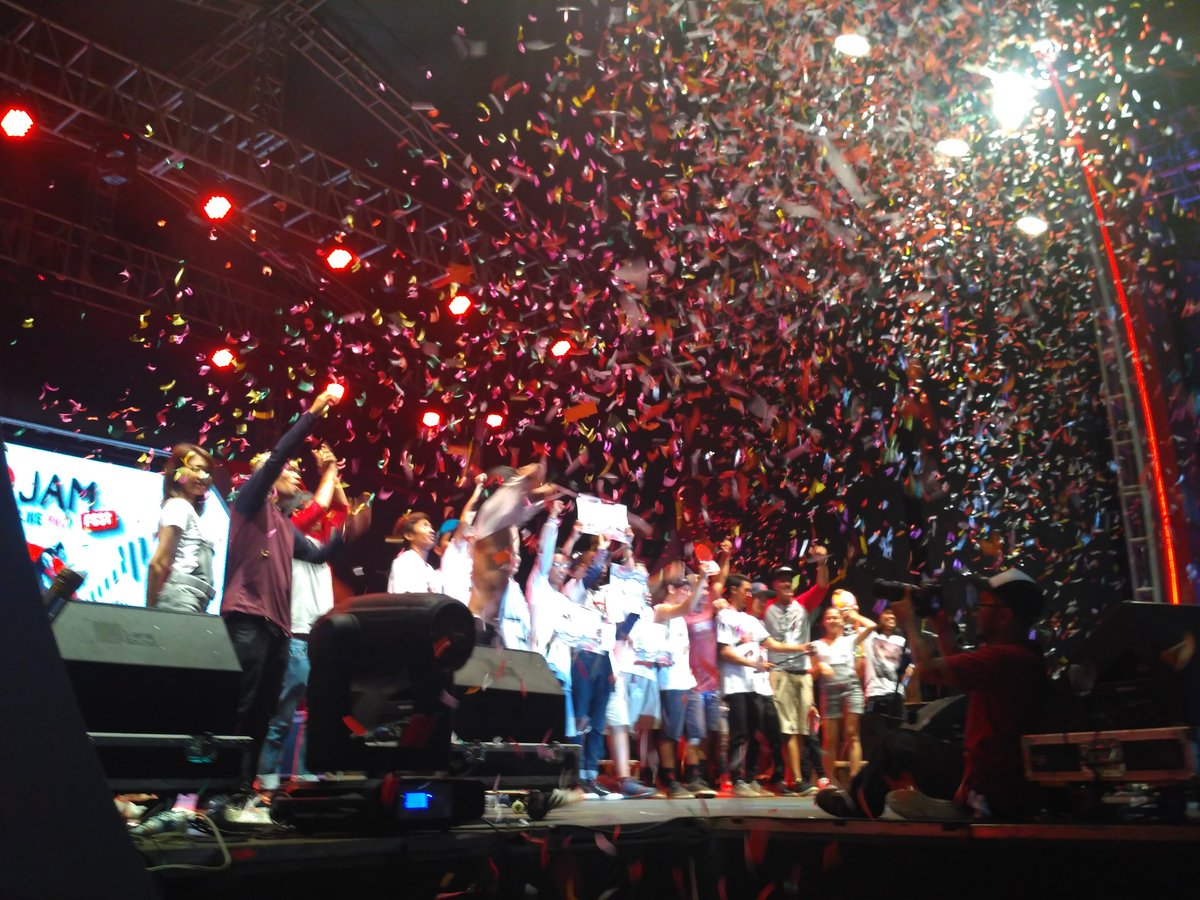 PROjam_ID's tweet photo. Ini dia suasana para pemenang malam ini, meriah banget guys! CONGRATULATIONS!! #PROJAMFest https://t.co/6YWab1yD5m