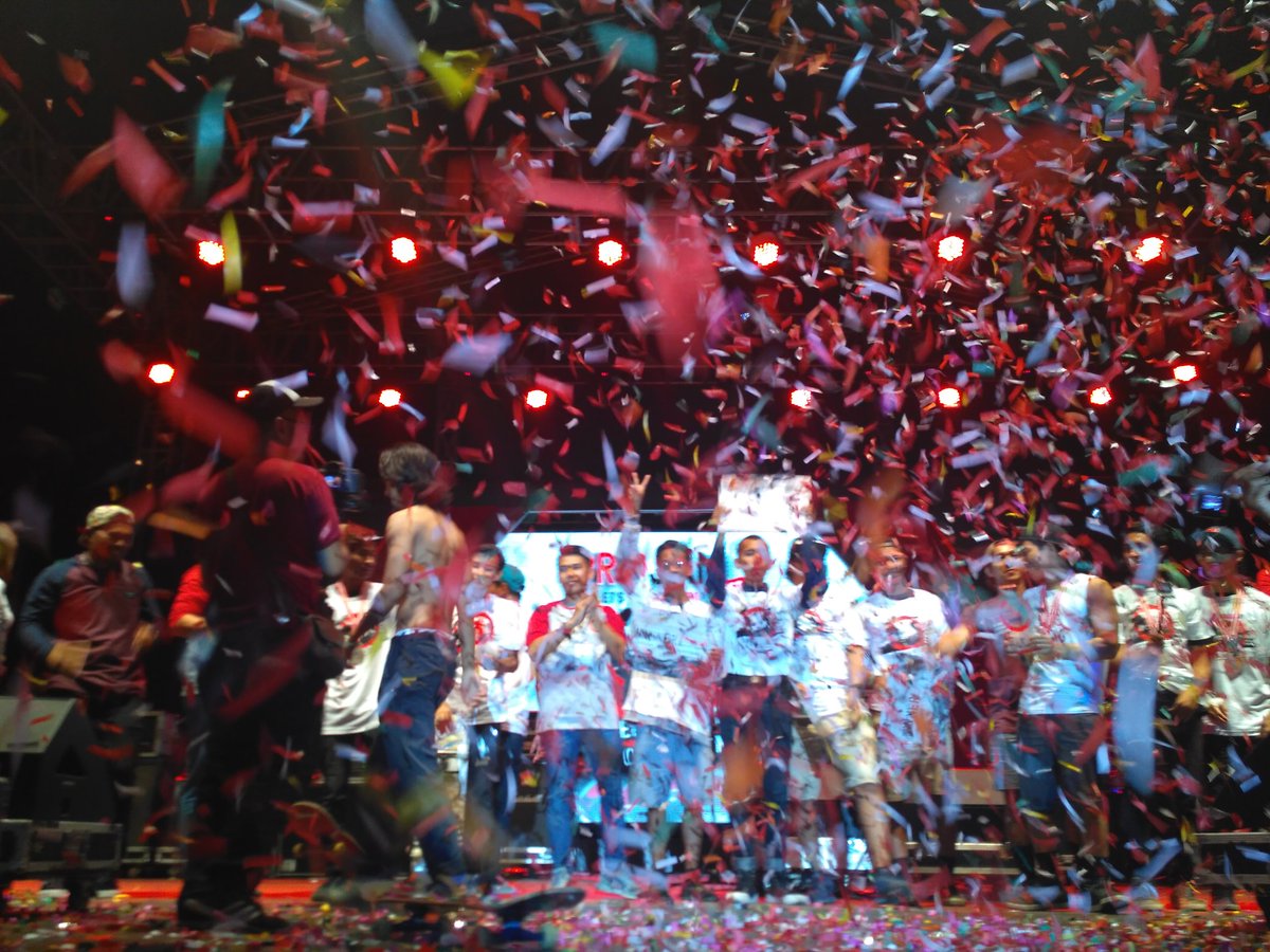 PROjam_ID's tweet photo. Ini dia suasana para pemenang malam ini, meriah banget guys! CONGRATULATIONS!! #PROJAMFest https://t.co/6YWab1yD5m